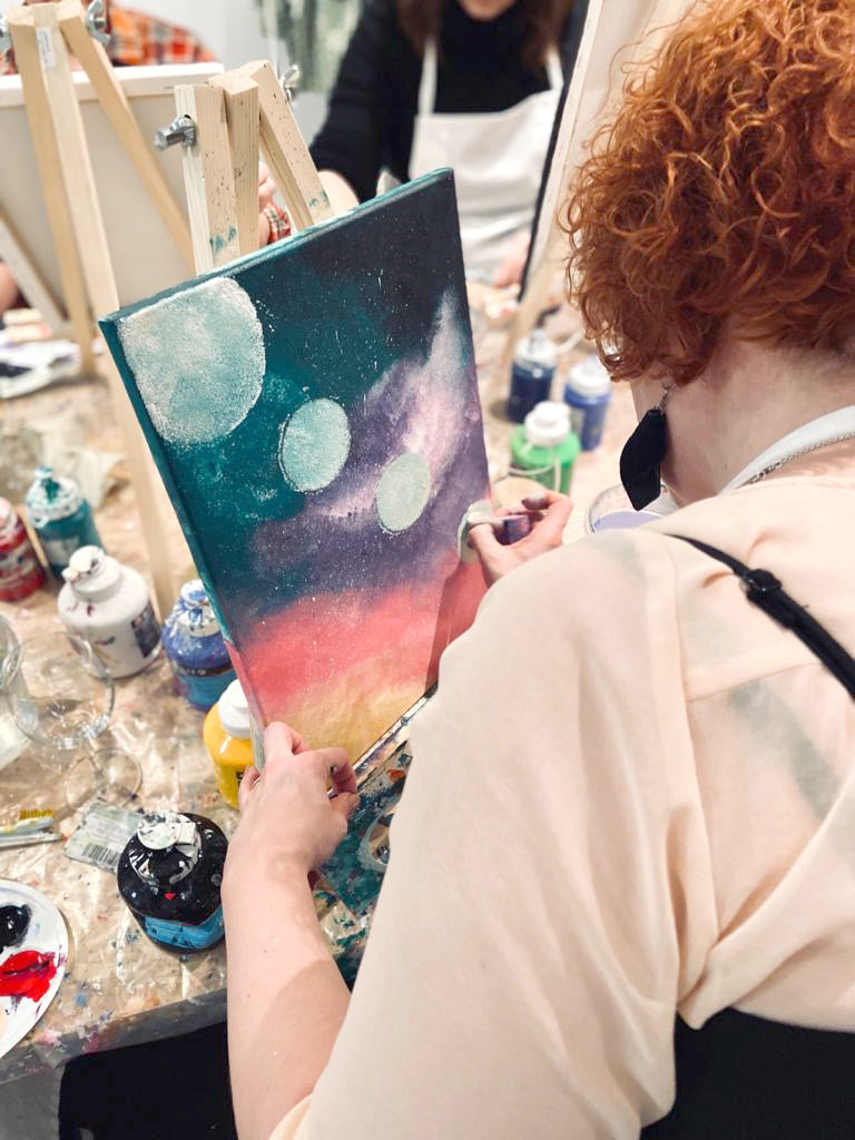 Meistä Paints and Friends Viiniä ja maalausta Helsinki